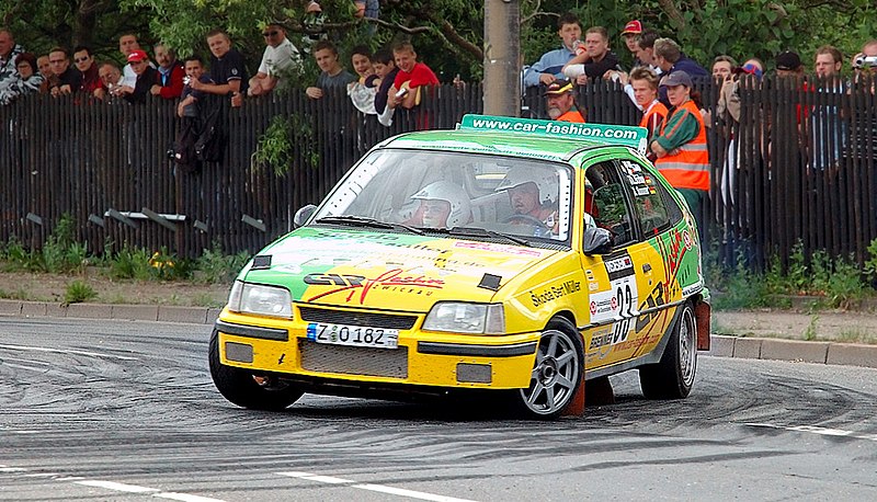 https://upload.wikimedia.org/wikipedia/commons/thumb/c/c0/Saxony_rally_racing_Opel_Kadett_GSI_16V_33_%28aka%29.jpg/800px-Saxony_rally_racing_Opel_Kadett_GSI_16V_33_%28aka%29.jpg