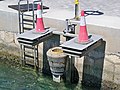 Dispositivo Seabin para el filtrado y recogida de plásticos e hidrocarburos en el muelle de megayates del puerto de Málaga, 2022-09-14.