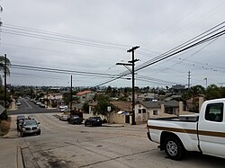 Ein Bild, das nach Süden auf 40th Street, Marinebasis San Diego in der Ferne schaut