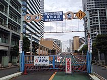 ギャラリーロードにかつてあった市場大橋の入口（2014年5月、撤去済）