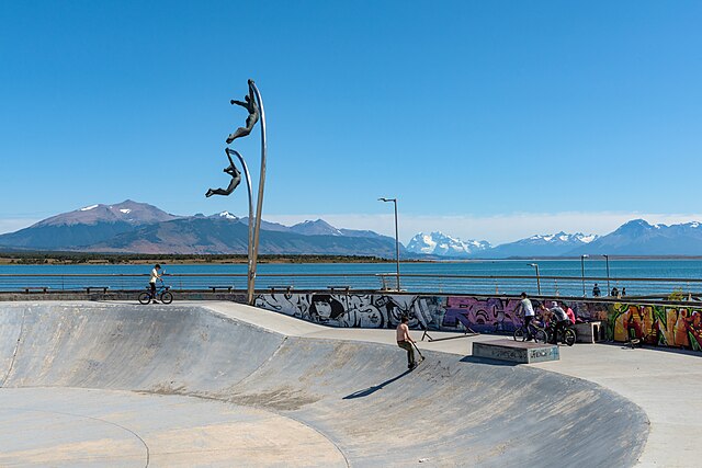 Skatepark und Denkmal für den Wind in der Stadt Puerto Natales, Patagonien