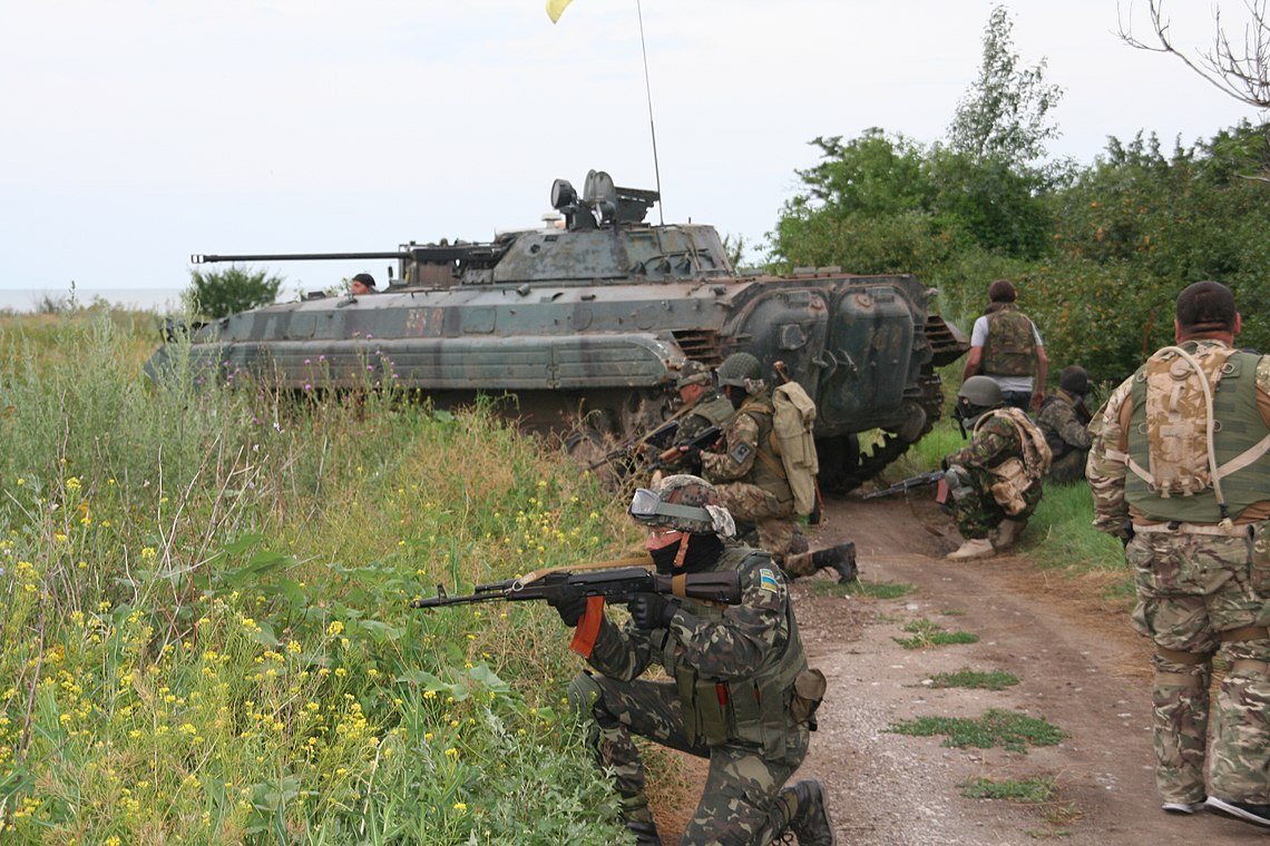Soldiers_from_the_Azov_Battalion_move_into_position.jpg