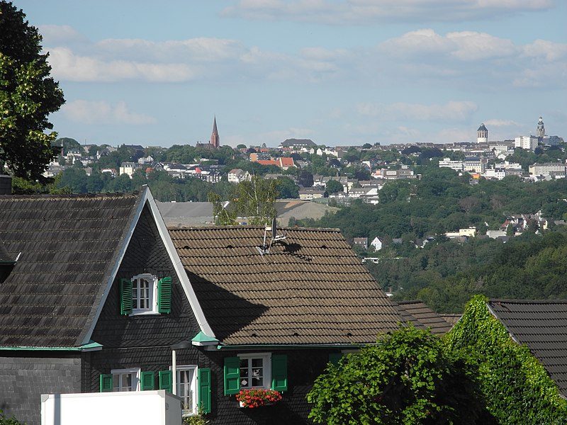 File:Solingen, Blick von Schaberger Str. oberhalb Abzweig Schieferweg nach O auf das Zentrum von Remscheid.jpg