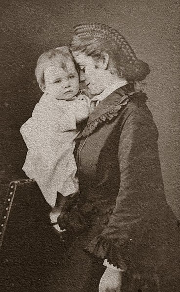 File:Sophie Charlotte, Duchess of Alençon with her son Emmanuel.jpg