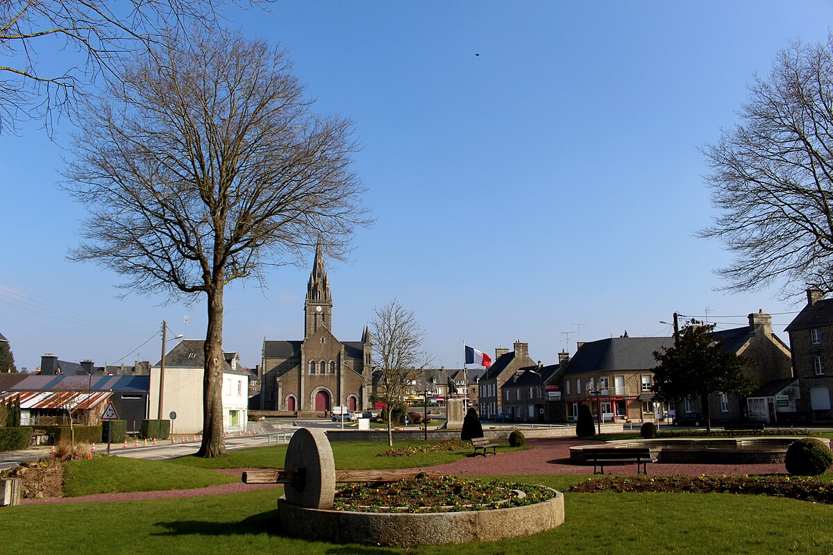 Vue sur le bourg et son église Saint-Martin