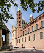 Speyer - Altstadt - Dom - Ansicht der Südseite mit Südwest-Turm.jpg
