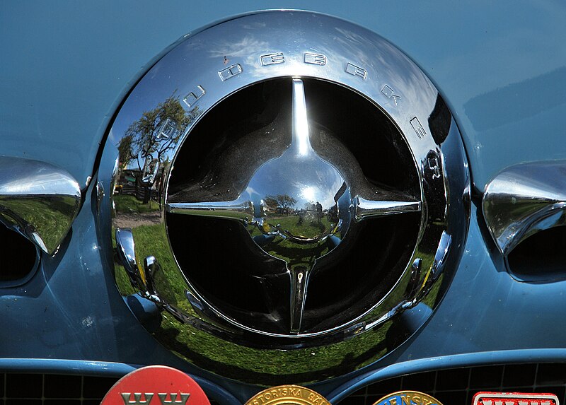 File:Spinner grille on 1950 Studebaker Champion at Ölands motordag 2012.jpg