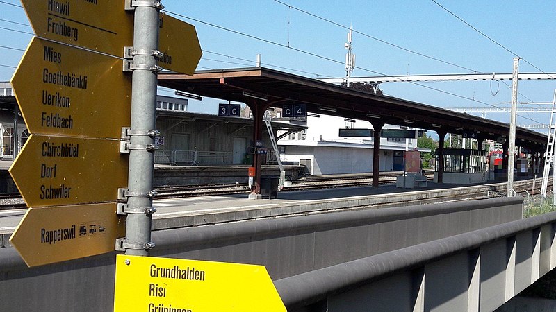 File:Stäfa railway station.jpg