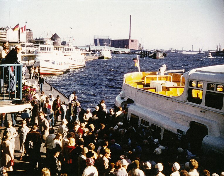 File:St.Pauli Landungsbrücken 1977.jpg