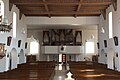 Blick vom Altar in Richtung Kirchenschiff, man erkennt (wenn man das Bild vergrößert; knapp oberhalb des Kreuzes) die Stufen und das Warnschild