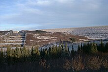 L'évacuateur de crues et le barrage principal