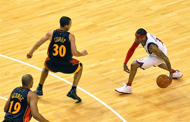 Curry defending against Allen Iverson in 2009
