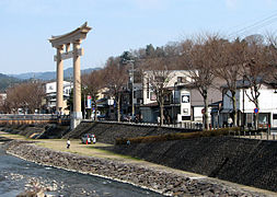 Torii sur la rivière Miyagawa.