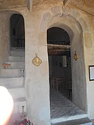 L'atrium: porte de l'église et escalier du choeur