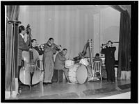 Tommy Potter, Max Kaminsky, Benny Morton, Zutty Singleton, Adele Girard, Teddy Wilson et Joe Marsala, National Press Club, Washington, D.C., ca. 1939