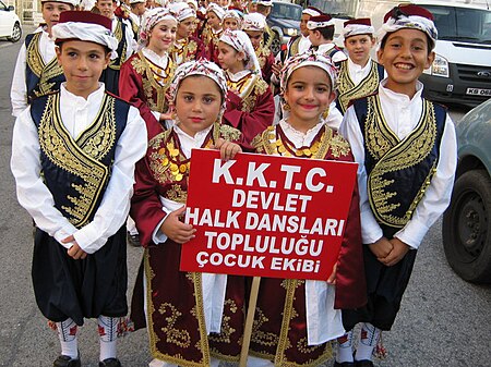 ไฟล์:Turkish Cypriot folk dancers.jpg