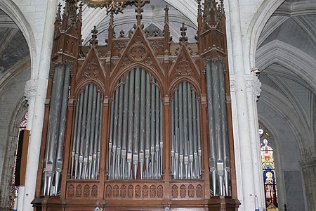 Tubos de órgano en la basílica de Notre-Dame-des-enfants de Chateauneuf-sur-cher.jpg