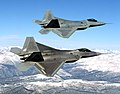İki F-22 Raptor yan yana, arkadaki ilk üretilen F-22