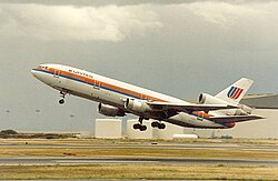United Airlines McDonnell Douglas DC-10 at SFO.jpg