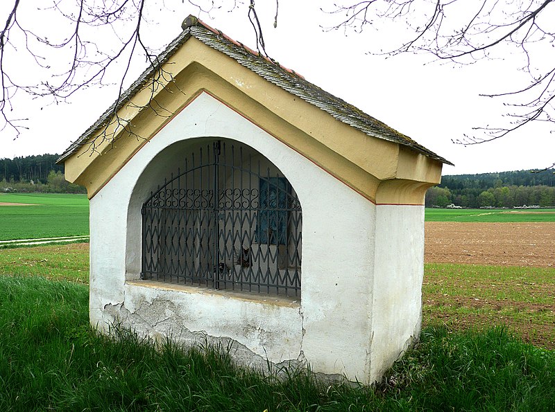 File:Untermöckenlohe Kapellenbildstock.JPG