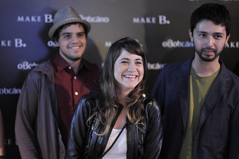 File:Uyara Torrente e seu sorrisão contagiante @ São Paulo Fashion Week em Junho de 2011.jpg