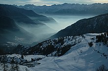 La val d'Ayas vista dalla strada per Estoul: si nota in basso il villaggio di Fénille, il castello di Graines e, in fondo a sinistra, il col Courtil, che separa la valle di Champorcher dalla valle centrale della Dora Baltea.