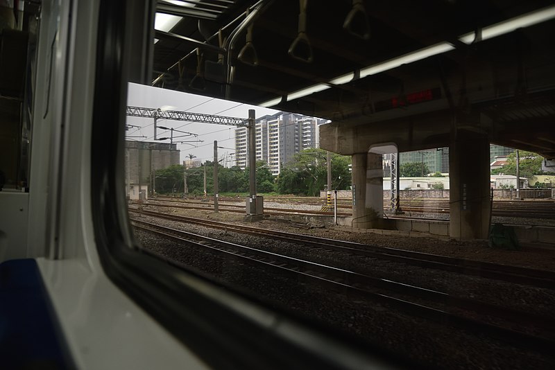 File:View of tracks at the north of TRA North Hsinchu Station from a northbound train on the Western Line.jpg