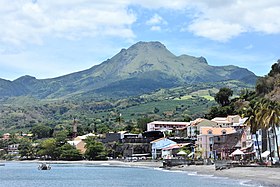 Vedere a Muntelui Pelée cu orașul Saint-Pierre în prim-plan.