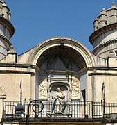 Virgen de los Ángeles en la fachada interior de Puerta de Palmas