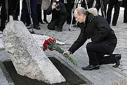 Vlagyimir Putyin Novocserkasszkban virágot helyez el az emlékkőnél 2008. február 1-jén