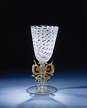Vleugelglas met trechtervormige kelk met witte gekamde draden, BK-NM-7428.jpg
