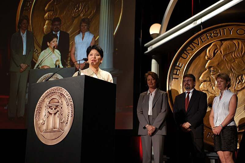 File:Wendy Tokuda accepts the Peabody Award, May 2004 (4).jpg