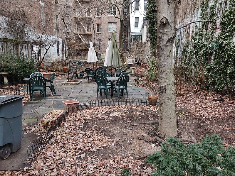 File:West 87th Street Garden 2023 jeh.jpg