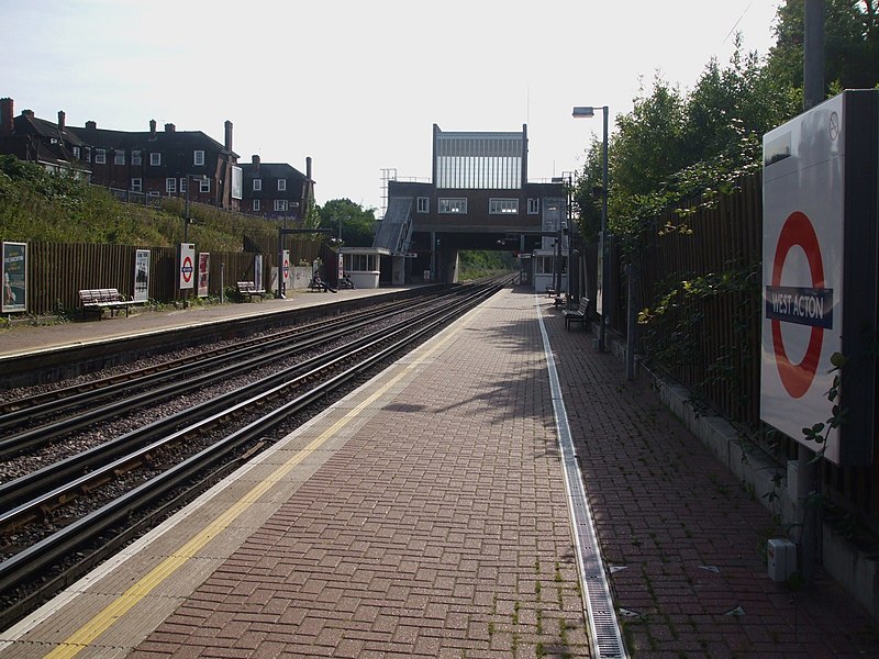 File:West Acton stn look west.JPG