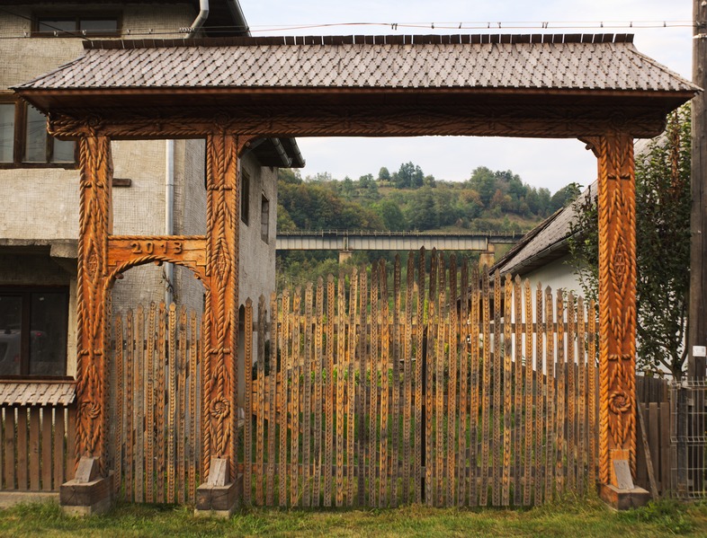 File:Współczesna drewniana brama (region Maramuresz). Modern wooden gate (Maramureş County).tif