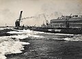 בנית שובר הגלים בנמל יפו, בסביבות 1928