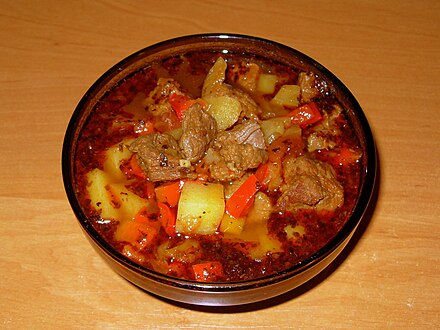 Zupa węgierska – widać paprykę i mięso wołowe