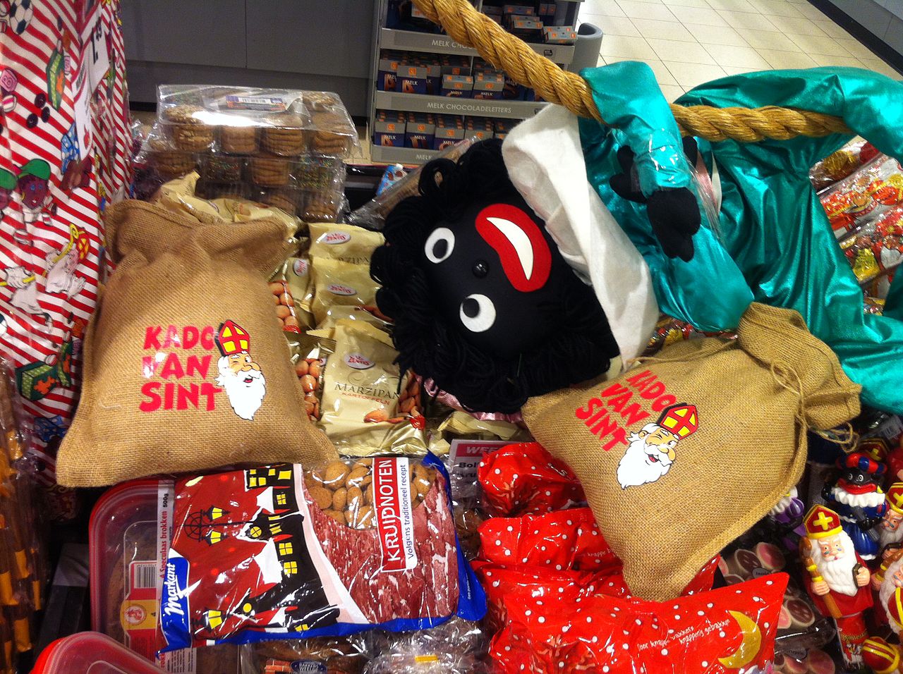 radioactiviteit zeevruchten Aanbevolen File:Zwarte Piet Sinterklaas supermarkt Hellevoetsluis.JPG - Wikimedia  Commons