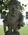 Zwergenfigur im Lamberger Schlosshof