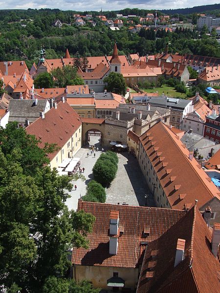 File:Český Krumlov (Krummau) - I. nádvoří zámku.jpg