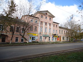 На фото Дом Пылаева (слева), Дом Гудкова (по центру) и Дом Тиранова (справа) в историческом центре Грязовца