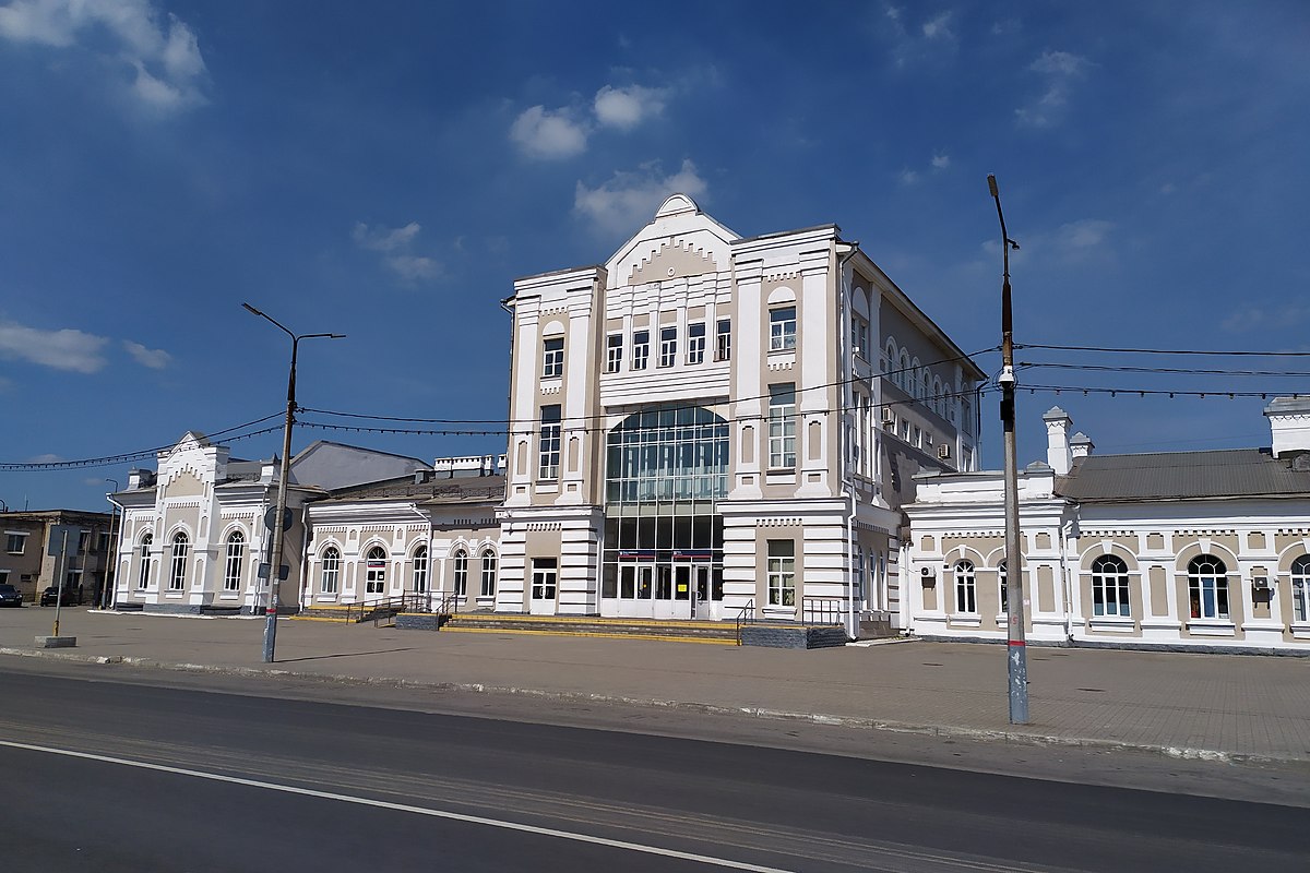 Станция черкесск. Здание железнодорожного вокзала. Здание железнодорожного вокзала Крестцы. Мензелинск ЖД вокзал. Здание железнодорожной станции Урюпинск.