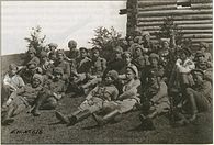 Группа колчаковцев на отдыхе. 1919. Значительная часть бойцов носит шапки-«колчаковки» — прообраз будущих шапок-ушанок