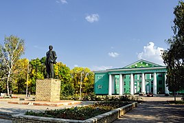 Grande place centrale Lénine avec la statue de Lénine, classé[7], détruite en 2016.