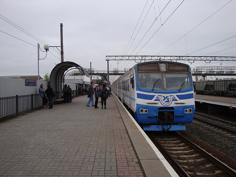 File:Платформа міської електрички Київ-Петрівка 007.jpg