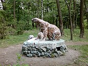 Скульптура ведмедиці
