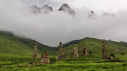 Antigo assentamento de Niy na Inguchétia, Rússia. Esse tipo de arquitetura é conhecido como arquitetura vainakh; torres desse tipo foram usadas para fins militares e como residências, e são comuns na Inguchétia e na Chechênia. (definição 5 639 × 3 172)