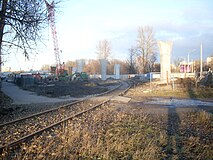 300-метровый отрезок бывшей Озерковской линии, который использовался в качестве маневрового пути для Северного завода. Видны опоры строящегося Коломяжского путепровода. Октябрь 2009 года