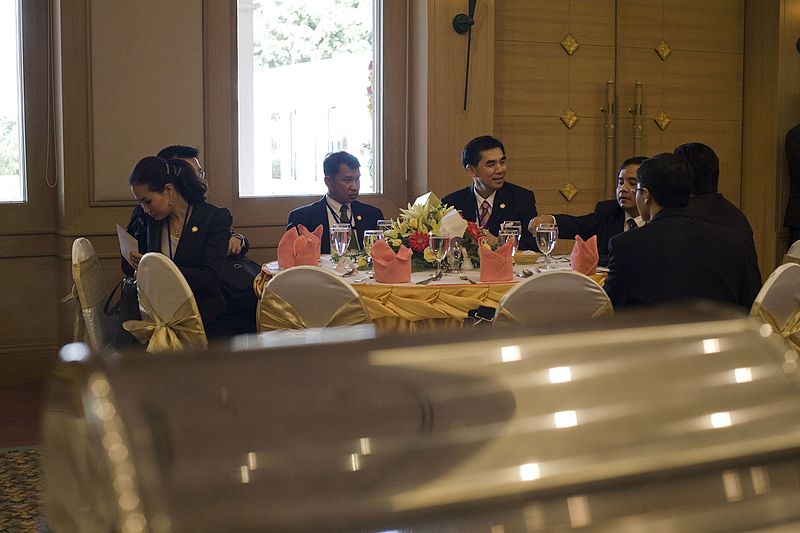 File:นายกรัฐมนตรีเป็นเจ้าภาพเลี้ยงอาหารกลางวันแก่คณะผู้แทนภ - Flickr - Abhisit Vejjajiva (2).jpg