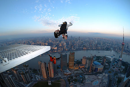 BASE jumping z budovy v  Šanghaji